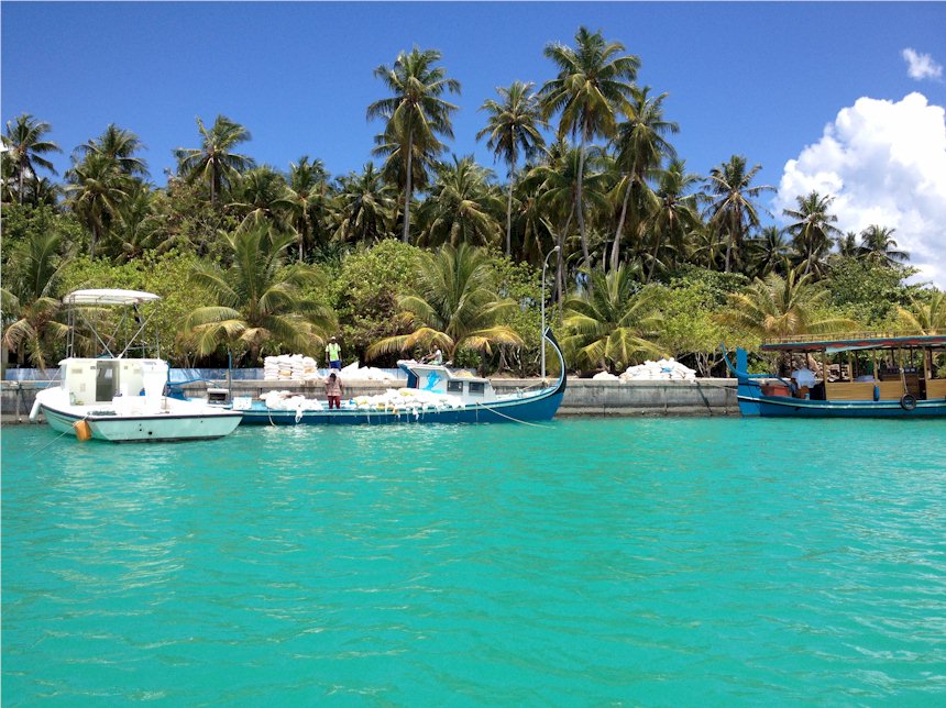 Hafen von Dhigura, einer bewohnten Insel im Ari Atoll.